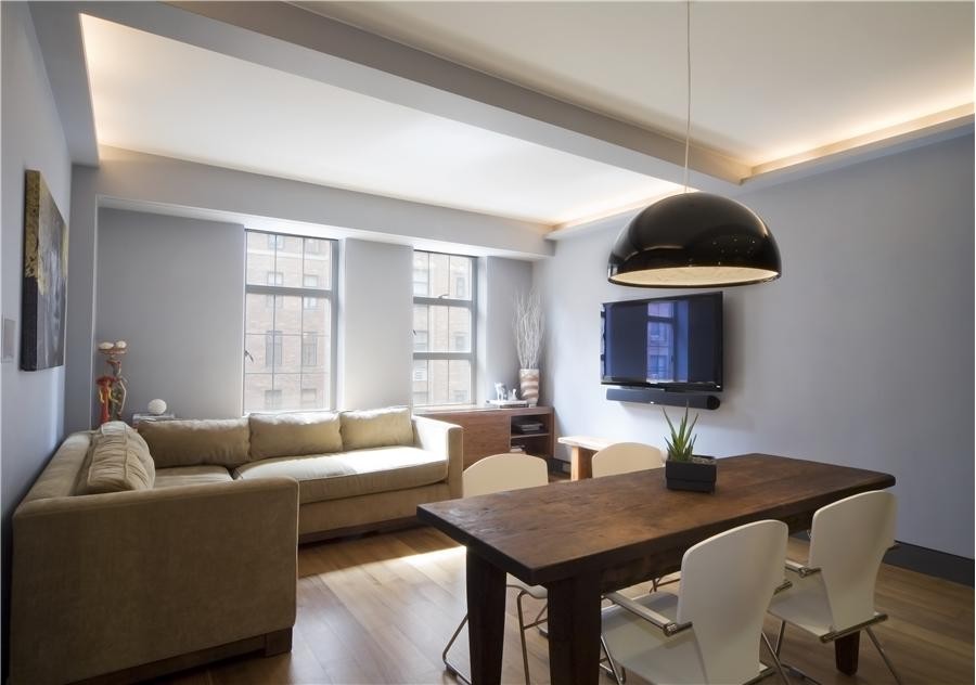 Mittelgroßes, Repräsentatives, Offenes Modernes Wohnzimmer ohne Kamin mit brauner Wandfarbe, braunem Holzboden, TV-Wand und braunem Boden in New York
