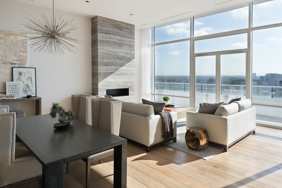 Repräsentatives, Fernseherloses Modernes Wohnzimmer im Loft-Stil mit weißer Wandfarbe, hellem Holzboden, Gaskamin und Kaminumrandung aus Stein in Dallas