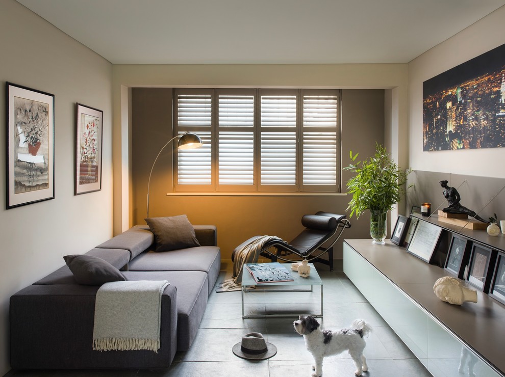 Modernes Wohnzimmer mit beiger Wandfarbe und grauem Boden in London