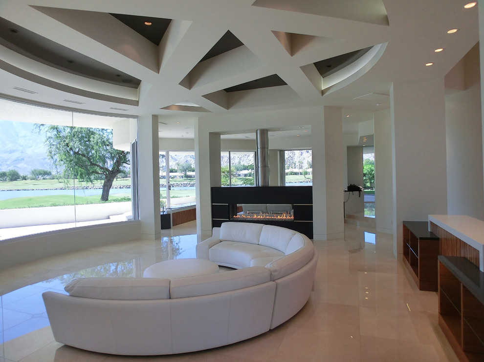 Стильный дизайн: большая открытая гостиная комната в стиле модернизм с белыми стенами, полом из керамогранита, горизонтальным камином, фасадом камина из металла и бежевым полом без телевизора - последний тренд