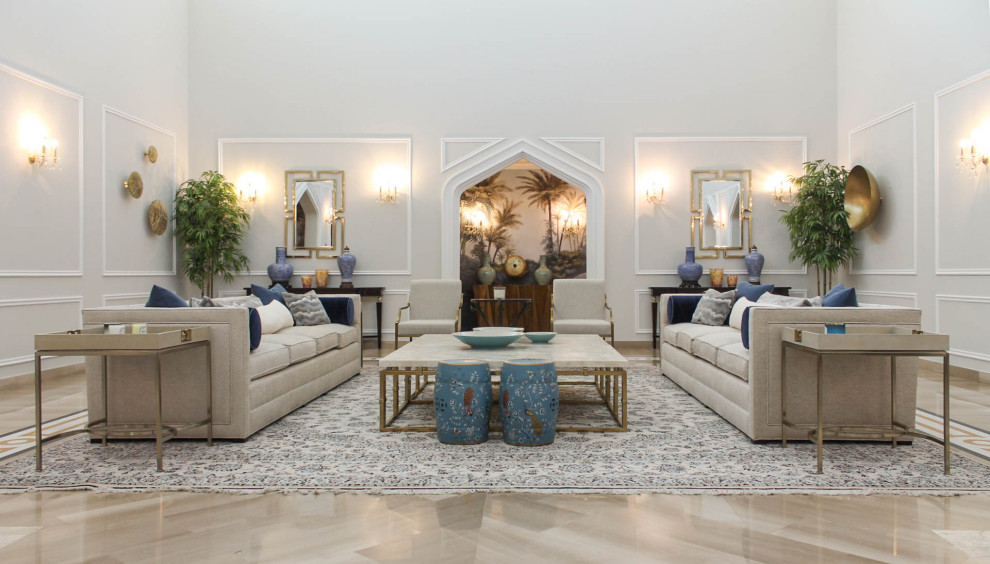 Cette image montre un salon traditionnel avec une salle de réception, un mur gris, un sol en marbre, un sol beige et du papier peint.
