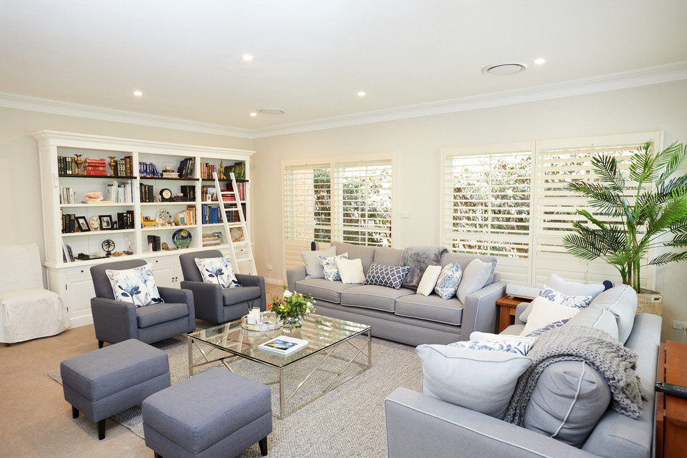 Mittelgroßes Modernes Wohnzimmer mit weißer Wandfarbe, braunem Holzboden, Gaskamin und Kaminumrandung aus Metall in Sydney
