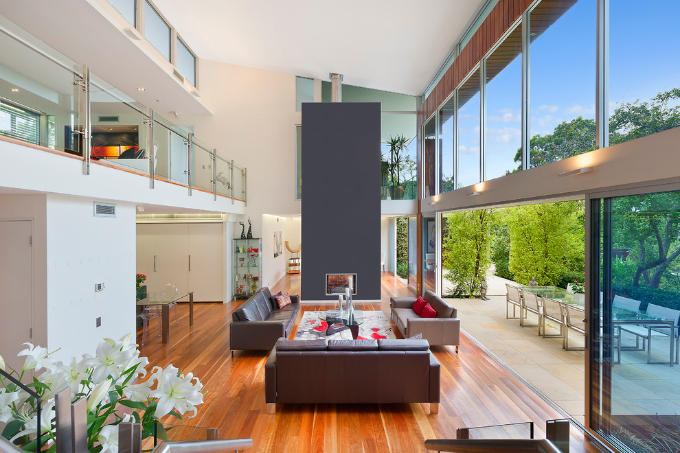 Repräsentatives Modernes Wohnzimmer mit weißer Wandfarbe, hellem Holzboden und Gaskamin in Sydney
