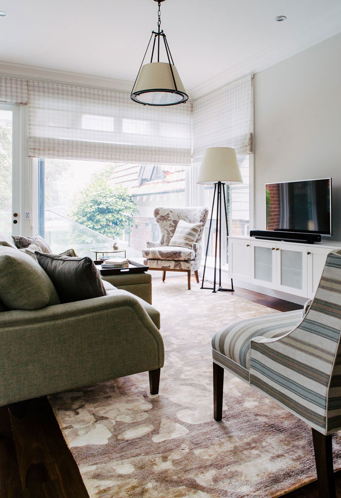 Repräsentatives, Offenes Modernes Wohnzimmer ohne Kamin mit weißer Wandfarbe, dunklem Holzboden und freistehendem TV in Sydney