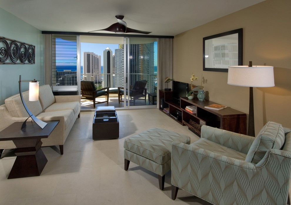 На фото: гостиная комната в современном стиле с отдельно стоящим телевизором и разноцветными стенами