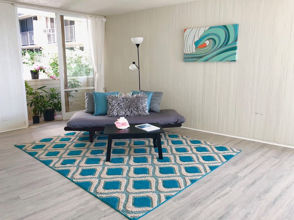 Свежая идея для дизайна: гостиная комната в морском стиле с полом из ламината и серым полом - отличное фото интерьера