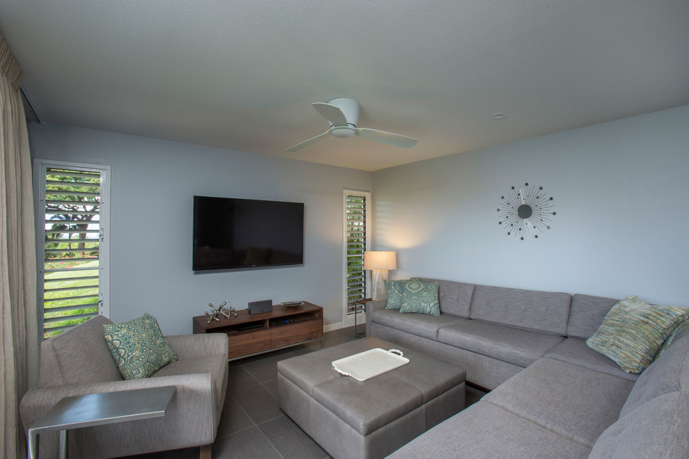 Foto de salón abierto moderno de tamaño medio con paredes grises, suelo de baldosas de porcelana y televisor colgado en la pared