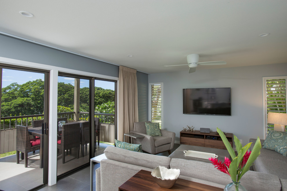 Mittelgroßes, Offenes Modernes Wohnzimmer mit grauer Wandfarbe, Porzellan-Bodenfliesen und TV-Wand in Hawaii