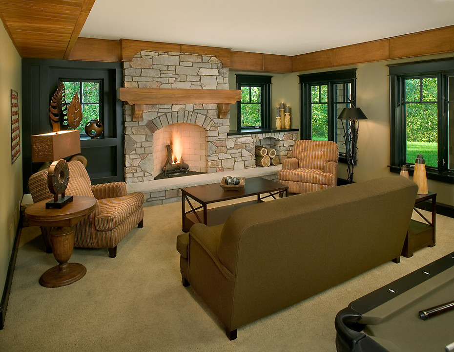 Inspiration pour un grand salon traditionnel fermé avec un mur vert, moquette, une cheminée standard et un manteau de cheminée en pierre.