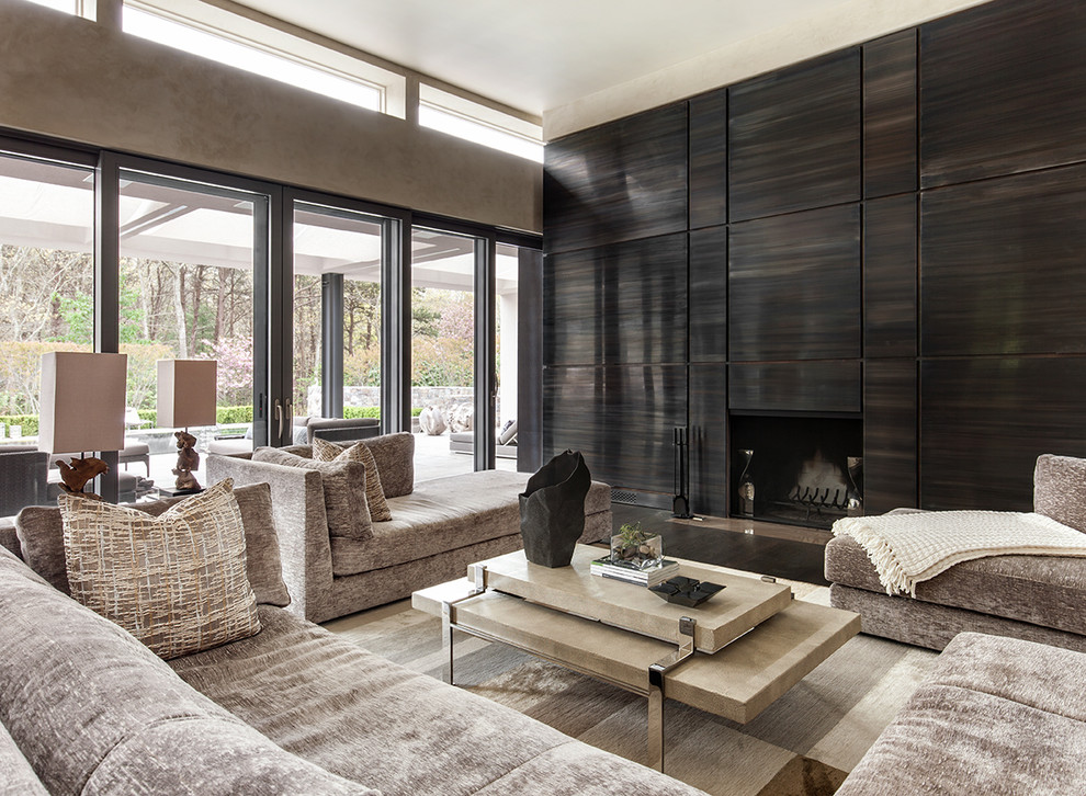 На фото: гостиная комната в современном стиле с коричневыми стенами, темным паркетным полом, стандартным камином и коричневым полом с