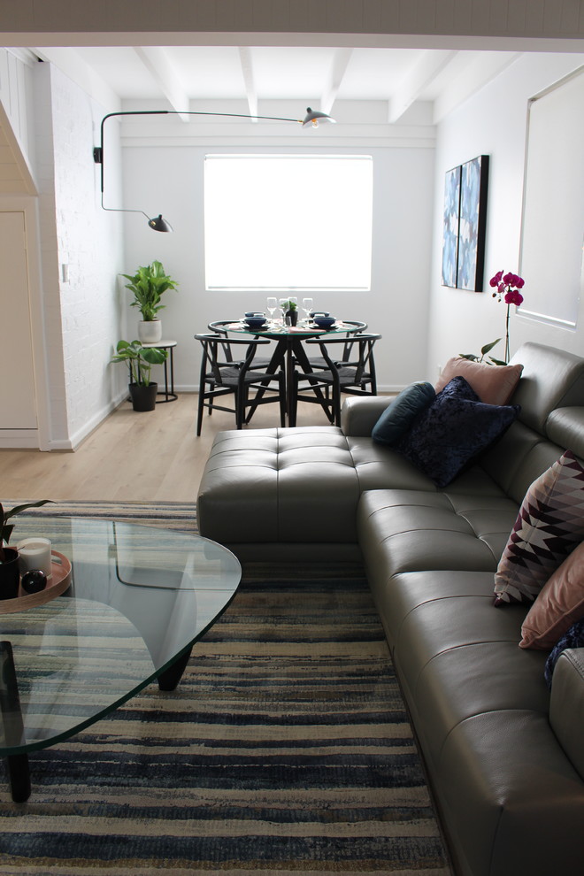 Mittelgroßes Modernes Wohnzimmer mit weißer Wandfarbe, Vinylboden und buntem Boden in Sydney