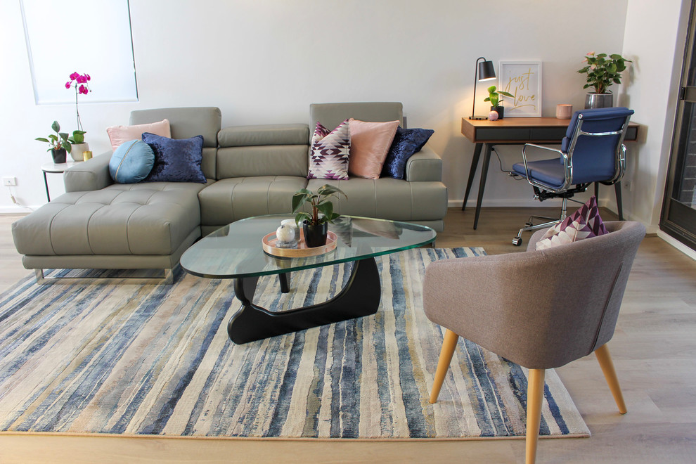 Immagine di un soggiorno minimal di medie dimensioni e aperto con pareti bianche, pavimento in vinile, TV a parete e pavimento multicolore