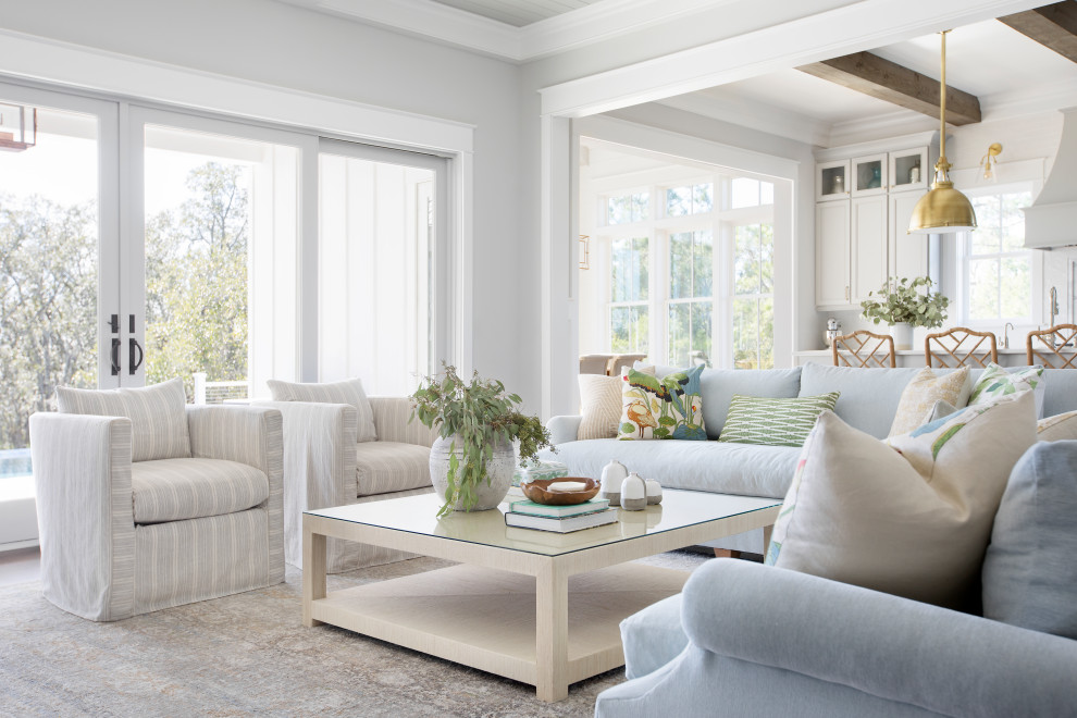 Esempio di un grande soggiorno stile marino aperto con sala formale, pareti grigie e pavimento beige