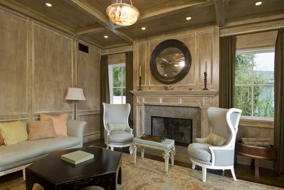 Immagine di un soggiorno classico con pareti beige e camino classico