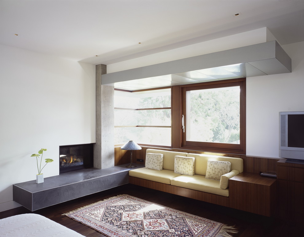 Стильный дизайн: гостиная комната в стиле модернизм с стандартным камином и отдельно стоящим телевизором - последний тренд