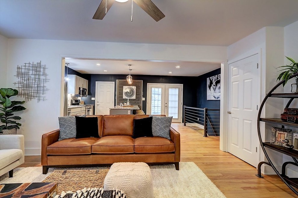 Immagine di un soggiorno minimalista di medie dimensioni e aperto con pareti bianche, parquet chiaro e pavimento marrone