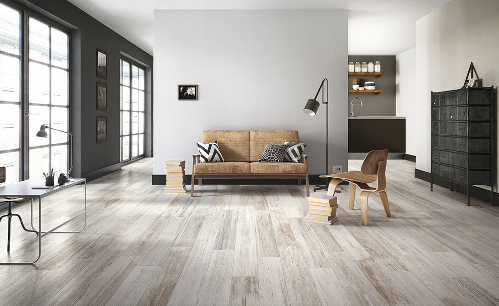 Mittelgroßes, Offenes Industrial Wohnzimmer ohne Kamin mit grauer Wandfarbe und hellem Holzboden in Santa Barbara