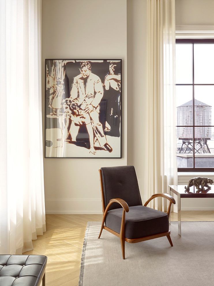 Großes, Repräsentatives, Fernseherloses, Offenes Modernes Wohnzimmer ohne Kamin mit weißer Wandfarbe, hellem Holzboden und beigem Boden in New York