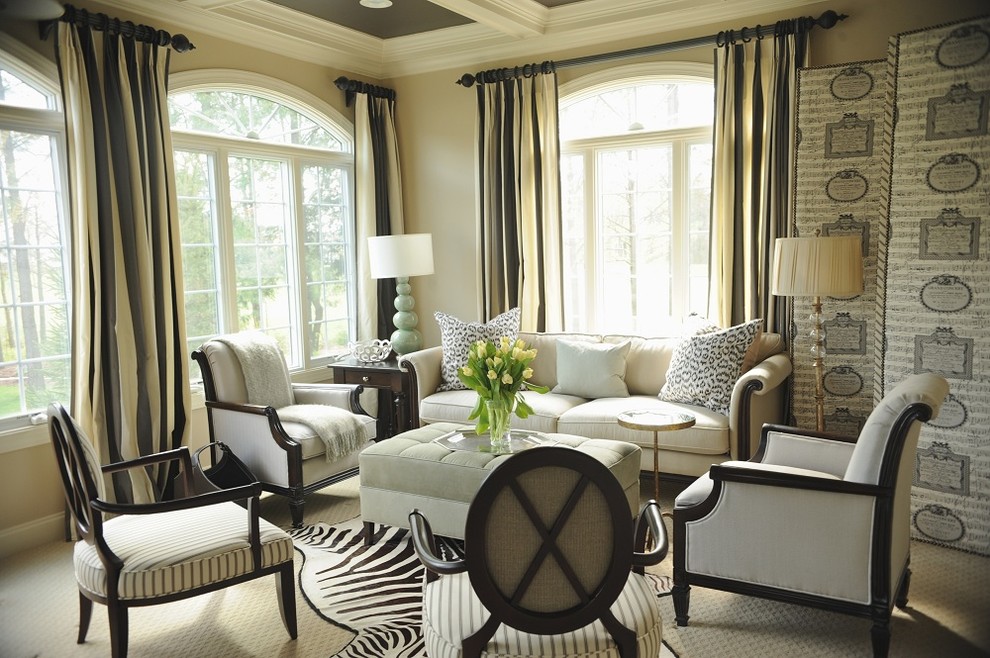 Foto de salón clásico con paredes beige y alfombra