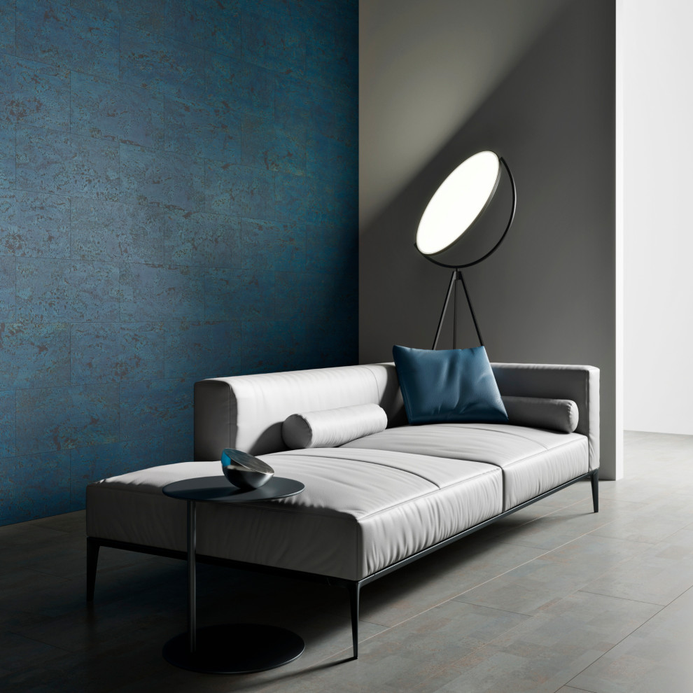Inspiration pour un salon minimaliste avec un mur bleu, un sol en liège, un sol gris et du lambris.