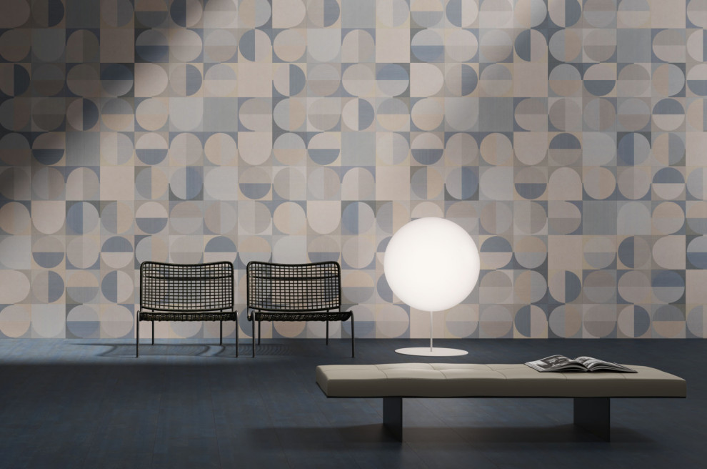 Ispirazione per un soggiorno minimalista con pareti multicolore, pavimento in sughero, pavimento blu e pannellatura