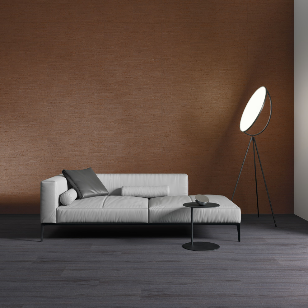 Inspiration pour un salon minimaliste avec un mur orange, un sol en liège, un sol gris et du lambris.