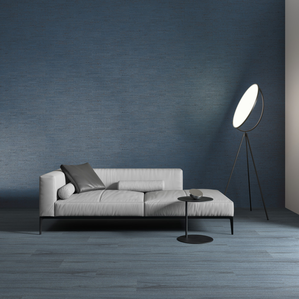 Diseño de salón minimalista con paredes azules, suelo de corcho, suelo azul y panelado