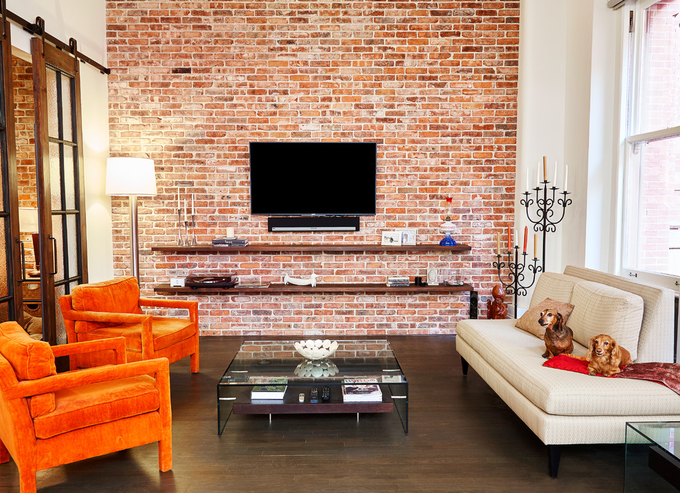 Immagine di un soggiorno contemporaneo aperto e di medie dimensioni con pareti multicolore, pavimento in legno massello medio, nessun camino e TV a parete