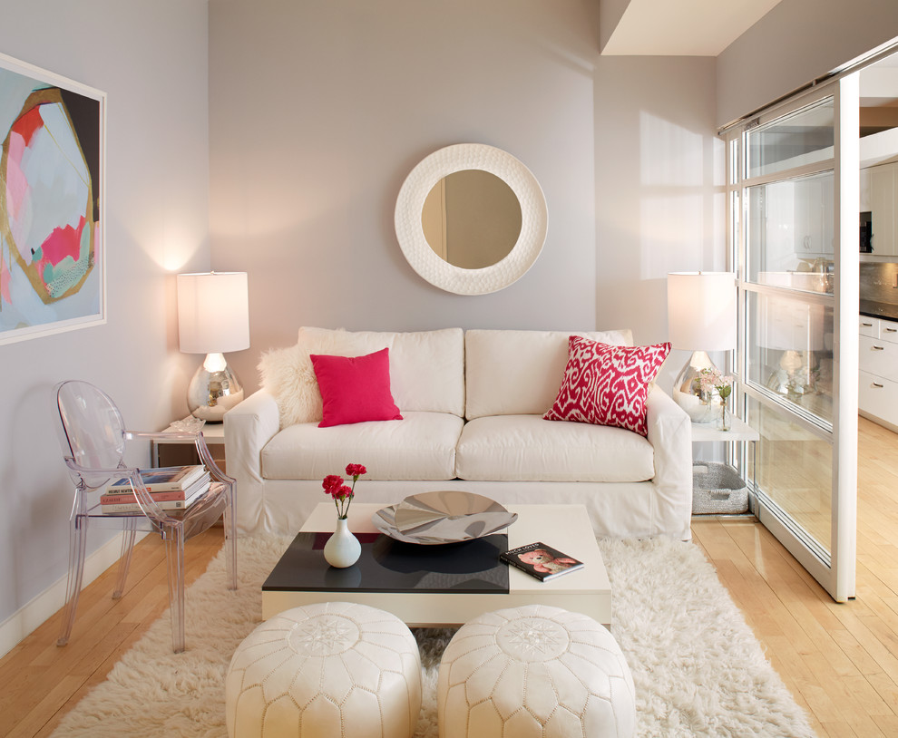 Свежая идея для дизайна: парадная, изолированная гостиная комната:: освещение в стиле неоклассика (современная классика) с серыми стенами и светлым паркетным полом - отличное фото интерьера