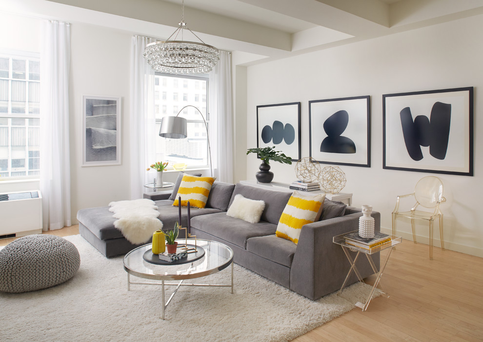 Immagine di un soggiorno design chiuso con sala formale, pareti bianche e parquet chiaro