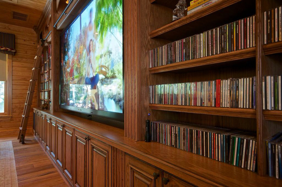 Großes, Abgetrenntes Uriges Wohnzimmer ohne Kamin mit brauner Wandfarbe, braunem Holzboden, Multimediawand und braunem Boden in Orlando