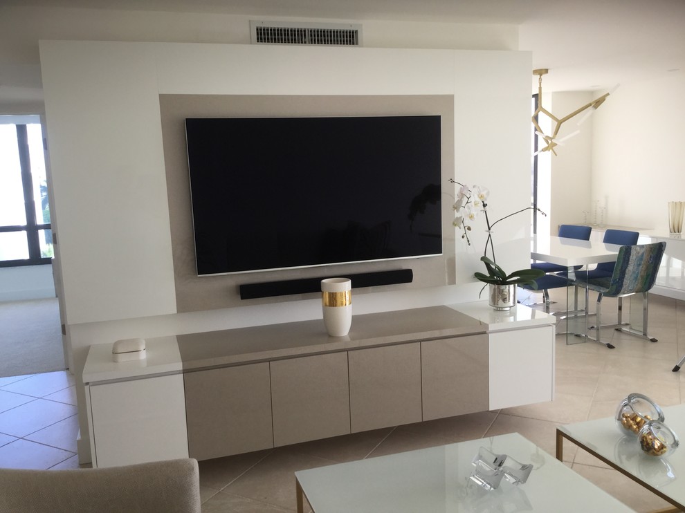 Idee per un grande soggiorno moderno aperto con pareti bianche, nessun camino, TV a parete e pavimento beige