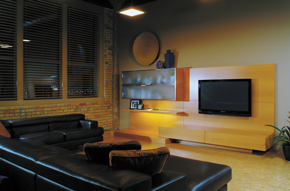 Idee per un grande soggiorno minimal aperto con pareti beige, pavimento in sughero, nessun camino e TV a parete