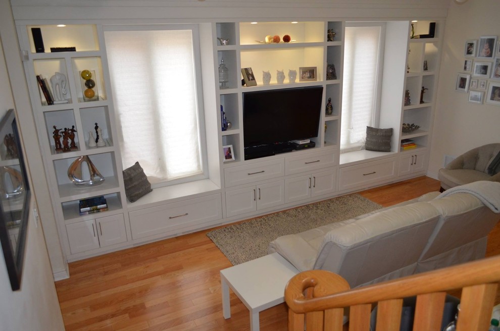 Inspiration pour un très grand salon minimaliste ouvert avec un mur beige, parquet clair et un téléviseur encastré.