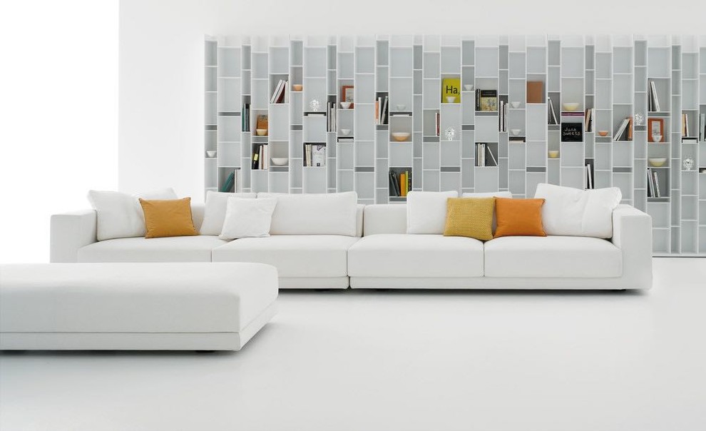 Diseño de biblioteca en casa abierta minimalista grande con paredes blancas, pared multimedia y suelo blanco