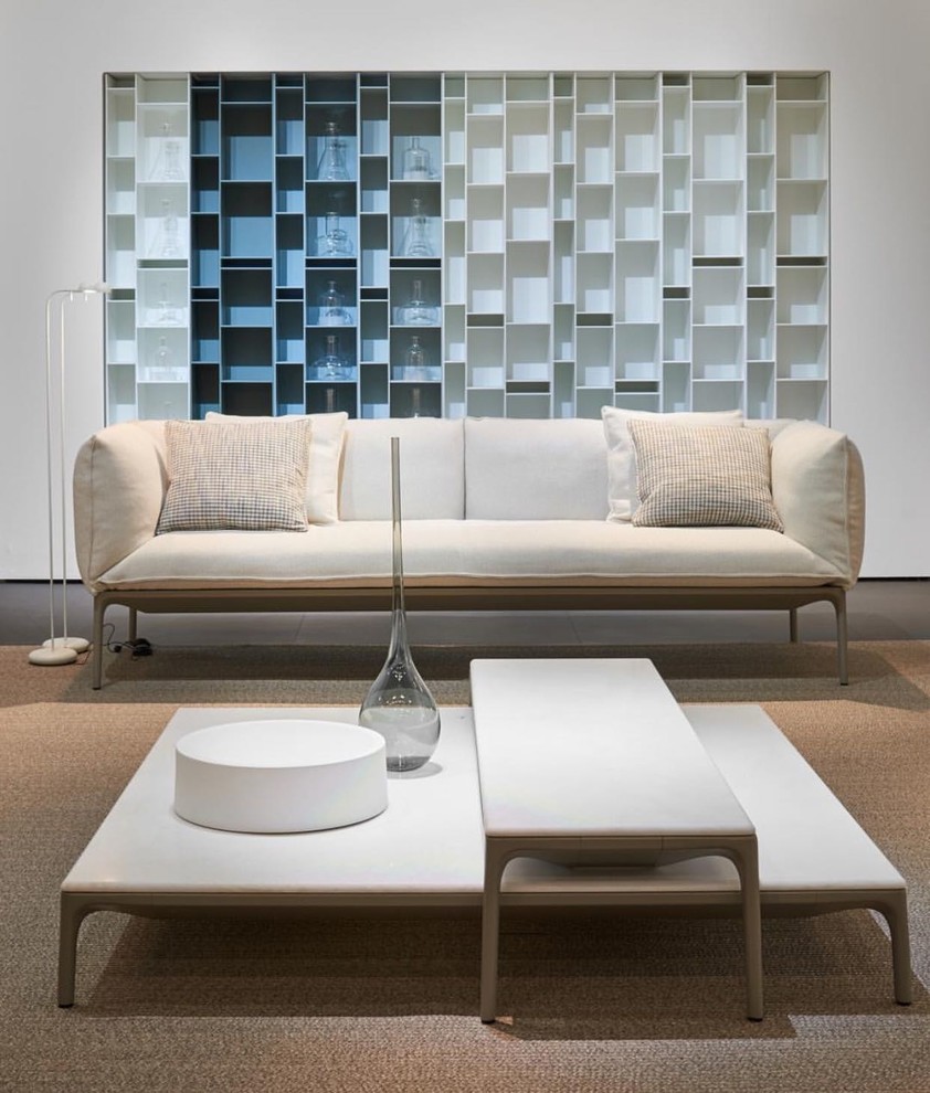 Ispirazione per un grande soggiorno minimalista aperto con libreria, pareti grigie e parete attrezzata