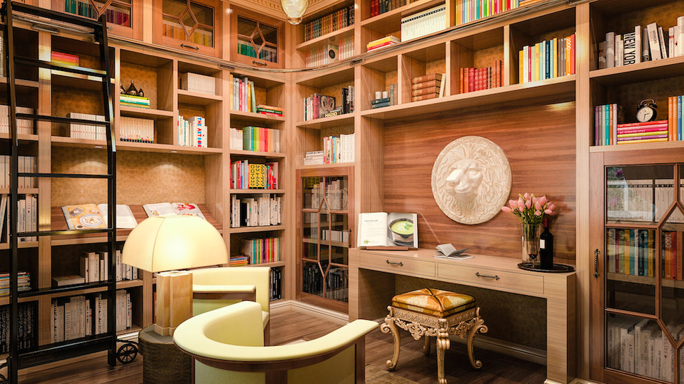 Ejemplo de biblioteca en casa abierta bohemia de tamaño medio sin chimenea con paredes marrones, suelo de madera en tonos medios y pared multimedia