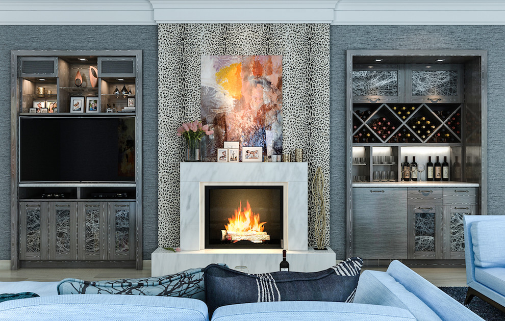 Mittelgroßes, Offenes Eklektisches Wohnzimmer mit grauer Wandfarbe, hellem Holzboden, Kamin, Kaminumrandung aus Stein und Multimediawand in Los Angeles