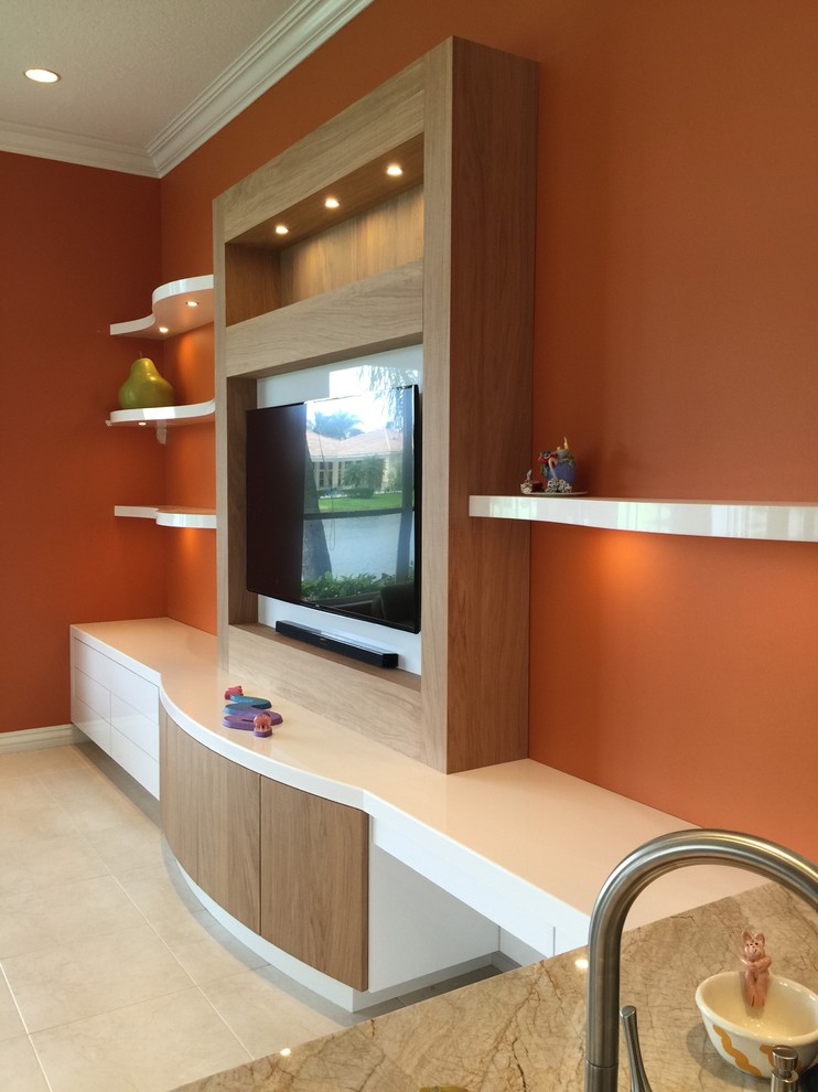 Diseño de salón actual con parades naranjas y televisor colgado en la pared