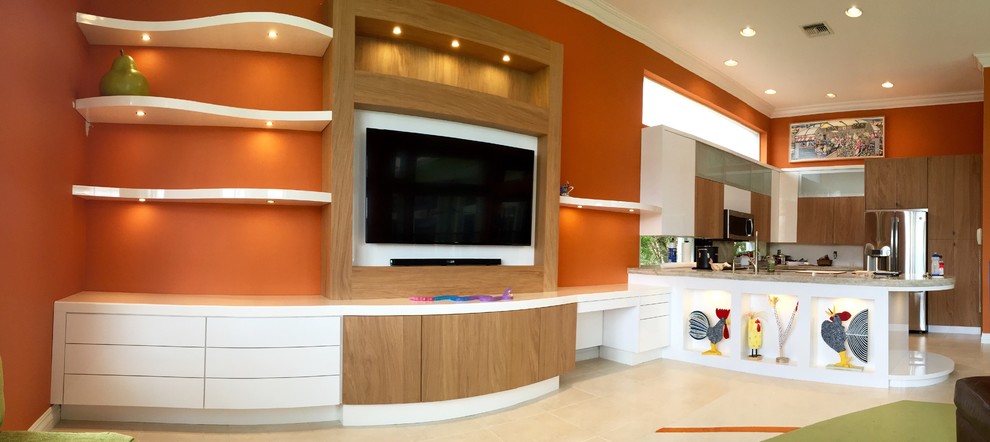 Bild på ett funkis vardagsrum, med orange väggar och en väggmonterad TV
