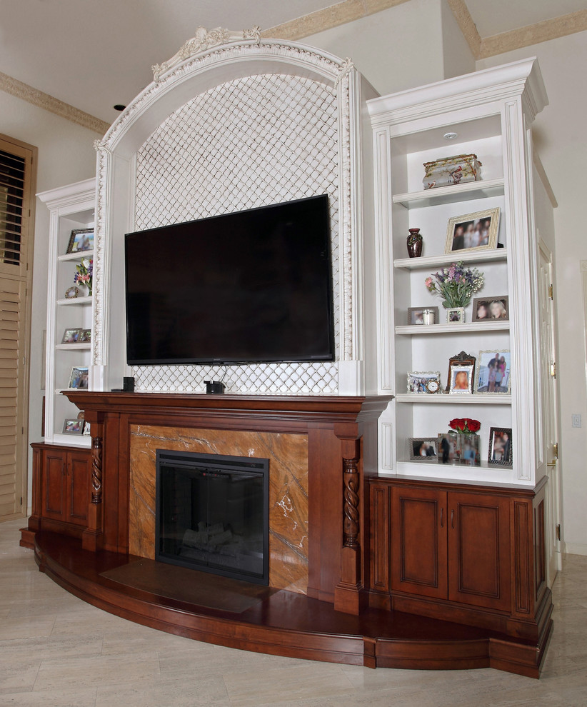 Großes, Repräsentatives Klassisches Wohnzimmer mit weißer Wandfarbe, Keramikboden, Kamin, Kaminumrandung aus Holz und TV-Wand in Miami