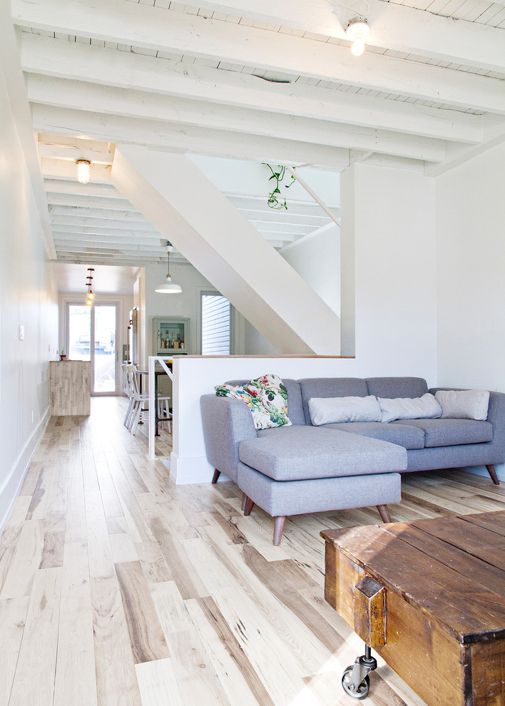 Пример оригинального дизайна: маленькая двухуровневая гостиная комната в скандинавском стиле с белыми стенами и паркетным полом среднего тона без телевизора для на участке и в саду