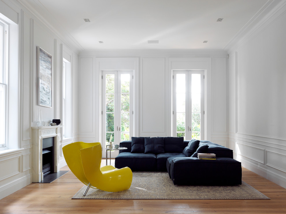 Großes, Offenes Modernes Wohnzimmer mit weißer Wandfarbe und braunem Holzboden in Sydney