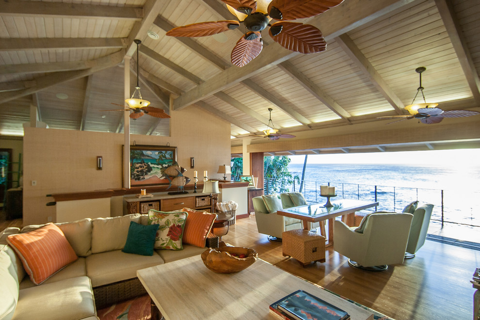 Mittelgroßes, Offenes, Repräsentatives Wohnzimmer ohne Kamin mit beiger Wandfarbe, braunem Holzboden, braunem Boden und freistehendem TV in Hawaii