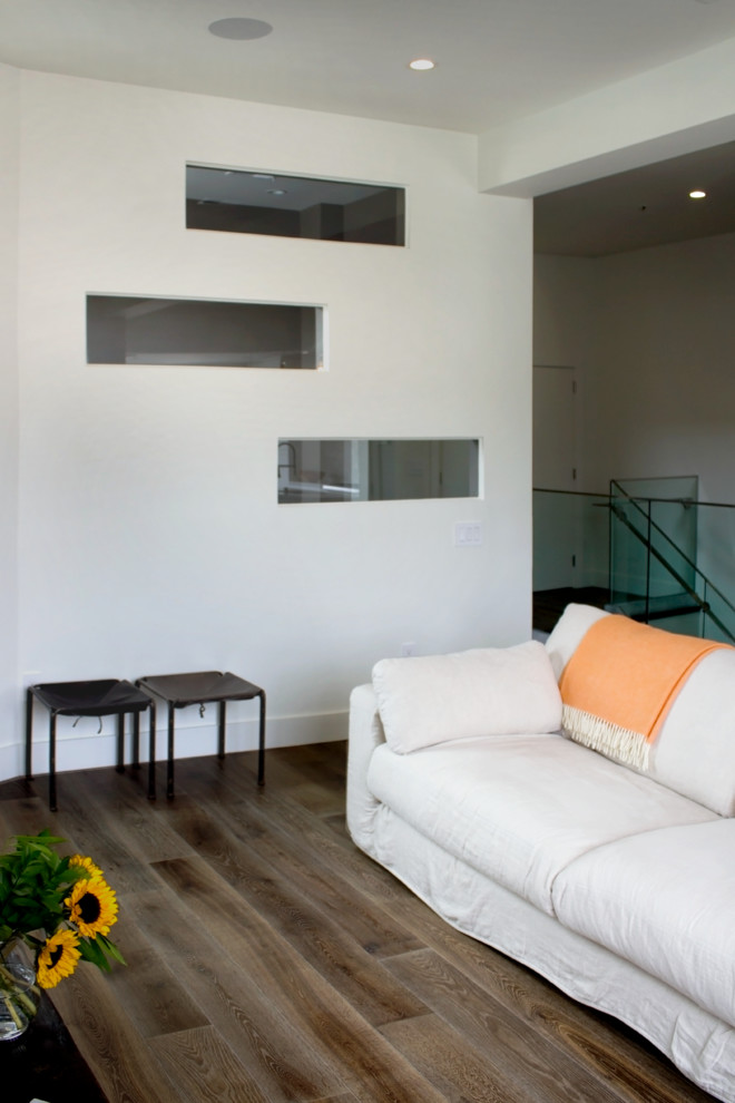 Mittelgroßes, Offenes Modernes Wohnzimmer mit weißer Wandfarbe und braunem Holzboden in San Francisco