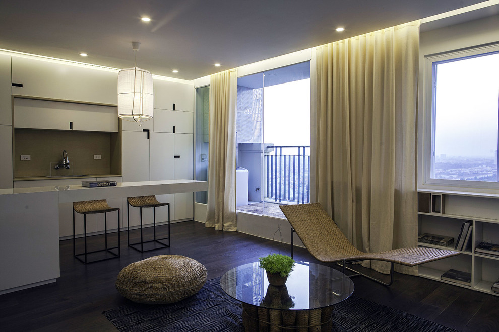 Стильный дизайн: маленькая двухуровневая гостиная комната в современном стиле с с книжными шкафами и полками и белыми стенами для на участке и в саду - последний тренд
