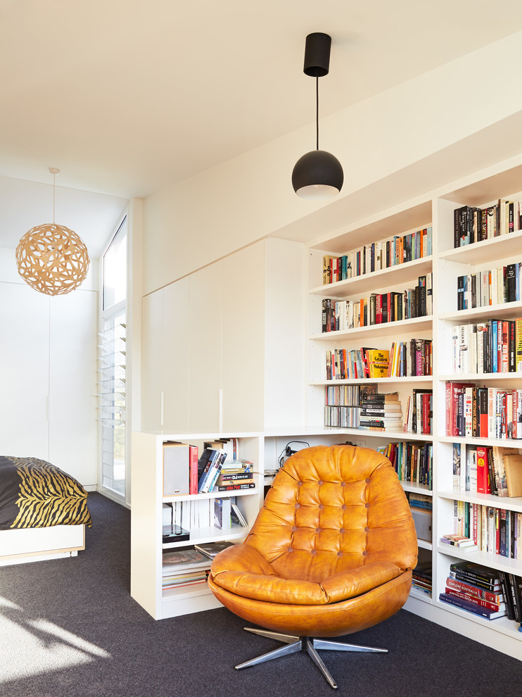 Modernes Schlafzimmer mit weißer Wandfarbe und Teppichboden in Melbourne