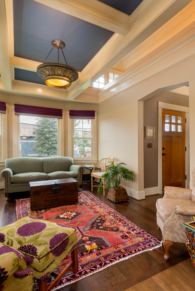 Пример оригинального дизайна: изолированная гостиная комната среднего размера в стиле кантри с бежевыми стенами, паркетным полом среднего тона, стандартным камином, фасадом камина из плитки и коричневым полом