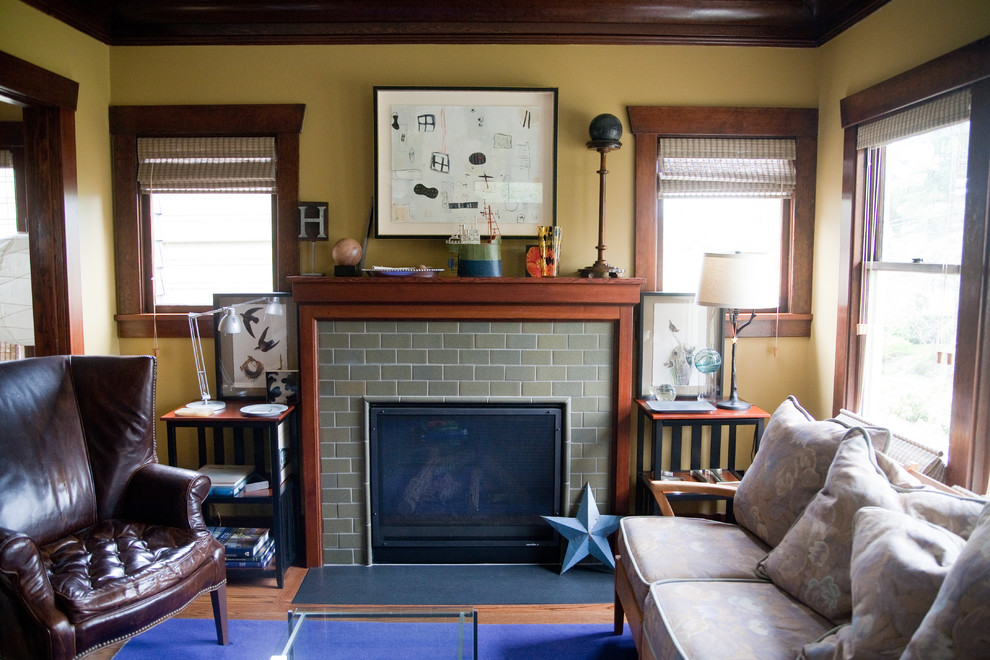 Foto di un soggiorno american style di medie dimensioni con pareti gialle e camino classico