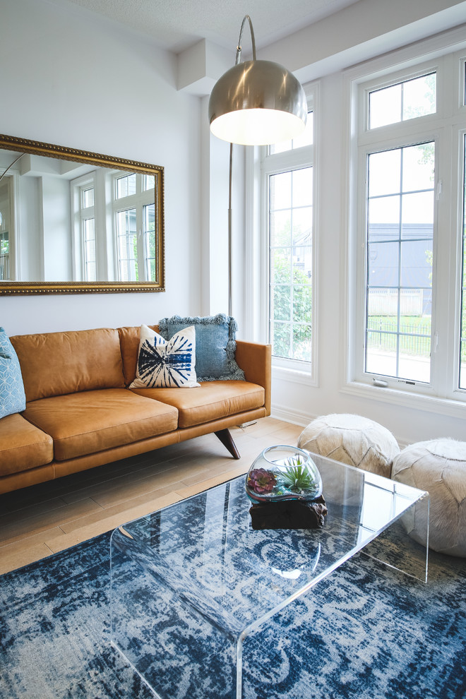 Kleines, Offenes Skandinavisches Wohnzimmer mit weißer Wandfarbe und Porzellan-Bodenfliesen in Toronto